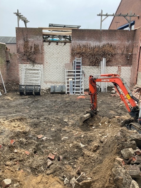 Oven en rijskastruimte met doorgang naar bestaand magazijn